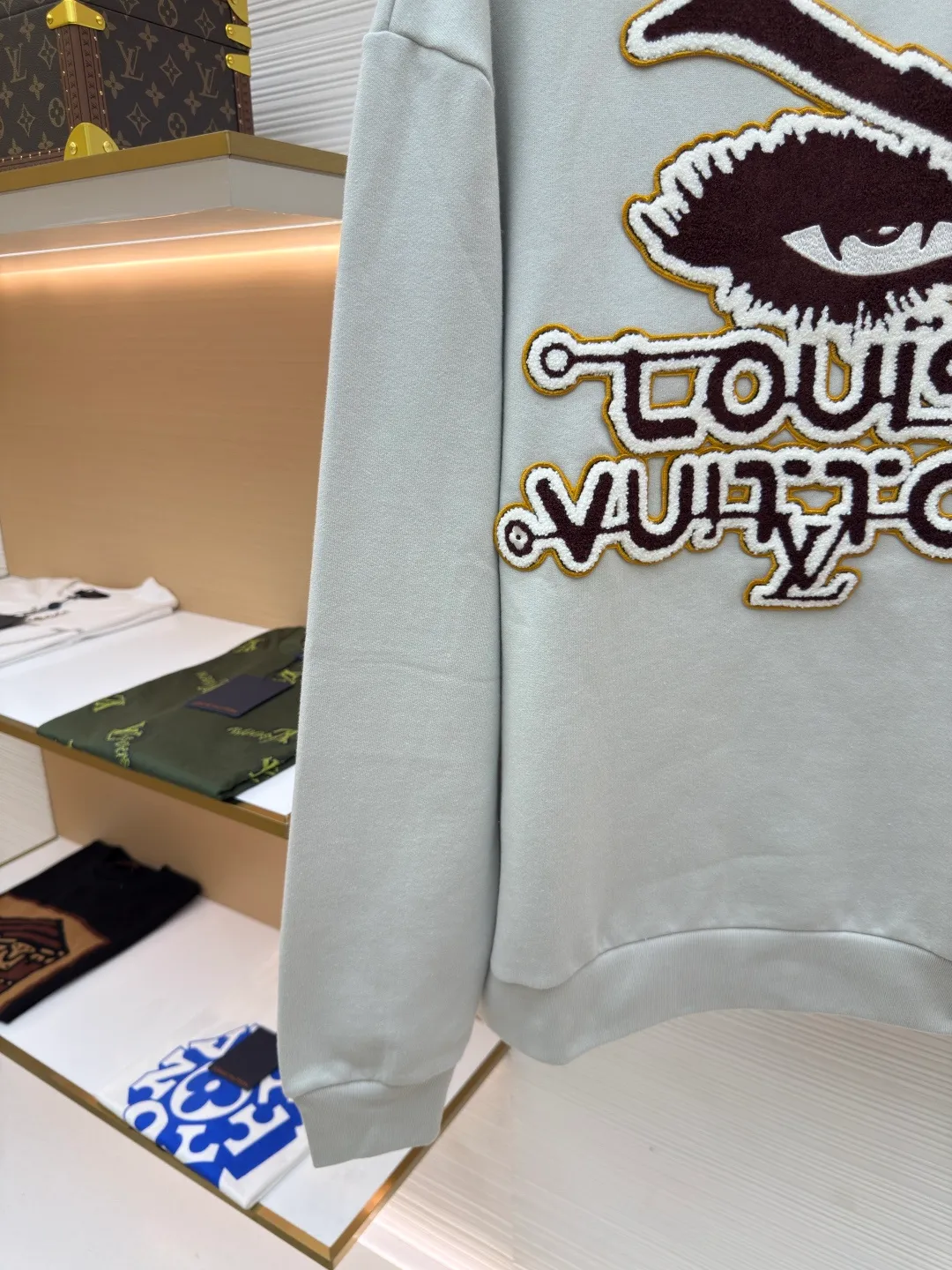 LOUIS VUITTON Wool embroidered attention-grabbing sweatshirt ●Authentic product: Purchased and developed for 11600 ●Item number: 1680517-A85 ●Fabric: double-ply cotton sweatshirt fabric ●Technology: embroidered patch production ●Version: fitted version ●Weight: about 565 grams ●Size: XS-S-M-L ●Description: The fabric is made of 32s double-ply cotton sweatshirt fabric. After the gray cloth is dyed and shaped, the base fabric is made of fleece shearing. It is matched with a 26s double-yarn horizontal plate machine to weave the ribs. The AB color is made according to the Y version color. The rib color of the bulk fabric is custom-dyed. The front panel is hand-embroidered and embroidered with a seal. The seal is embroidered with a Tajima towel machine imported from Japan. It is made, the yarn is dyed according to the pattern, using 26s/2 wool 30% blended yarn, the bottom layer is made of two-line non-woven fabric, three-dimensional towel embroidery + flat embroidery, laser positioning burnt cutting non-woven fabric hollow effect, later manual finishing of the corner edges, trimming the edge stop to the minimum, completely matching the same width as the pattern. The overall wiring is straight and delicate, the fabric is comfortable and soft, and the color is consistent without color difference. It can be matched with the same style to create a fashionable look and control various occasions. Customized accessories, complete with three standards, same style for men and women!